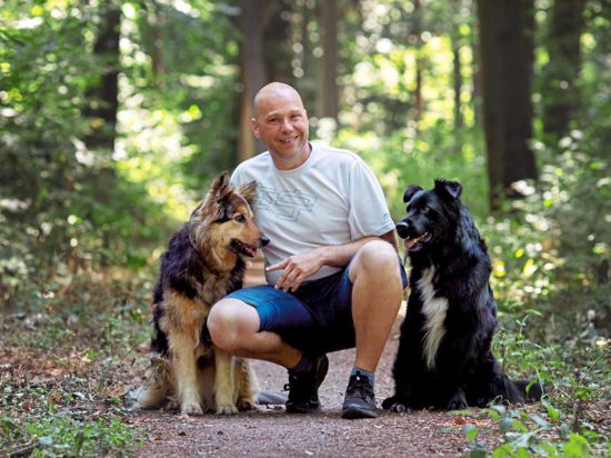 Mathias Gorber ist Hundetrainer und hat auch eine eigene Hundeschule. Er glaubt, dass eine Geldprämie nicht ausreicht, um mehr Menschen dazu zu motivieren, den Hundeführerschein zu machen.