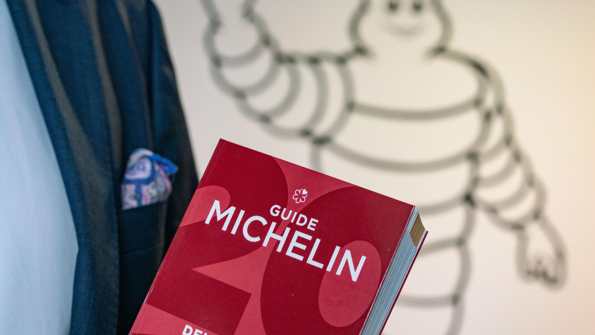 Ralf Flinkenflügel, Direktor des Guide Michelin für Deutschland und die Schweiz, steht am Rande eines Interviews im Eingangsbereich am neuen Firmensitz in der Nähe des Frankfurter Flughafens mit der Ausgabe des letzten Jahres in der Hand. In den Gourmetküchen Deutschlands steigt in diesen Tagen die Nervosität. Denn am kommenden Dienstag (3. März) werden in Hamburg die diesjährigen Michelin-Sterne bekannt gegeben. (Gesicht des Abgebildeten darf nicht gezeigt werden) +++ dpa-Bildfunk +++