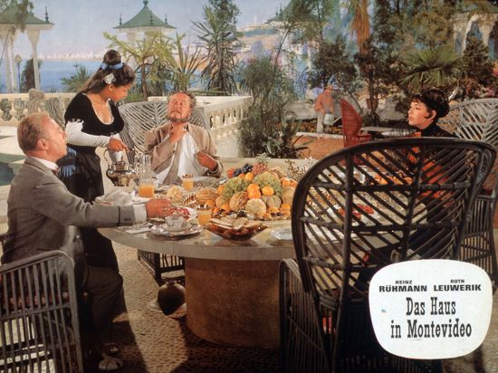 Ein Filmfoto aus „Das Haus in Montevideo“, Deutschland 1963, mit Heinz Rühmann (links), Paul Dahlke, Hanne Wieder (rechts).

 