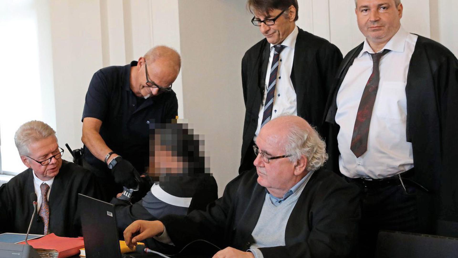 Der Angeklagte umringt von seinen vier Verteidigern: Wolfgang Zeitler (links) und Gottfried Reims sowie stehend Bernd Engler (links) und Tomislav Duzel