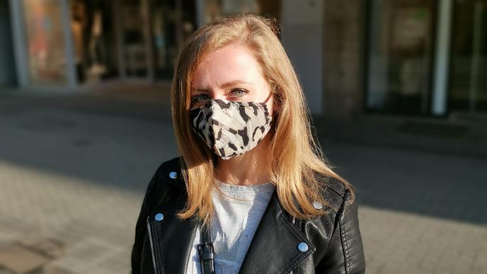 Natalie Fischer in Karlsruhe hat ihre Maske selbst genäht.