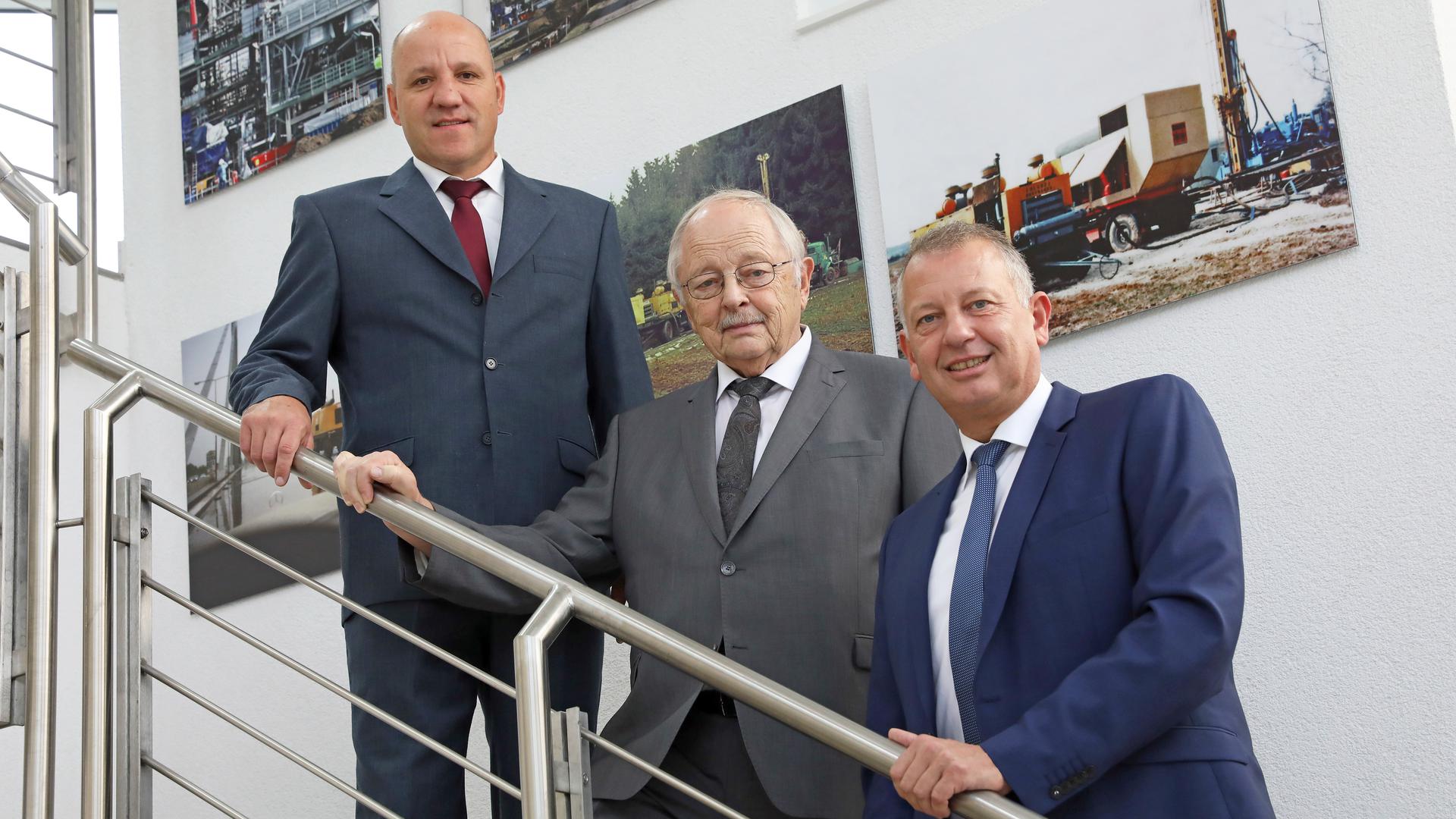 Senior Günter Ehlgötz, eingerahmt von den beiden Geschäftsführern Manfred Hummel (links) und Thorsten Ehlgötz, der die vierte Generation im erfolgreichen Unternehmen repräsentiert.