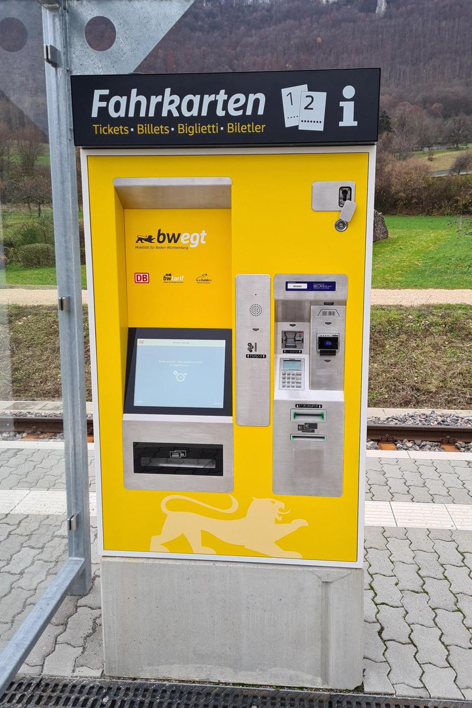 Ein Fahrkartenautomat im neuen gelb-weißen Landesdesign.