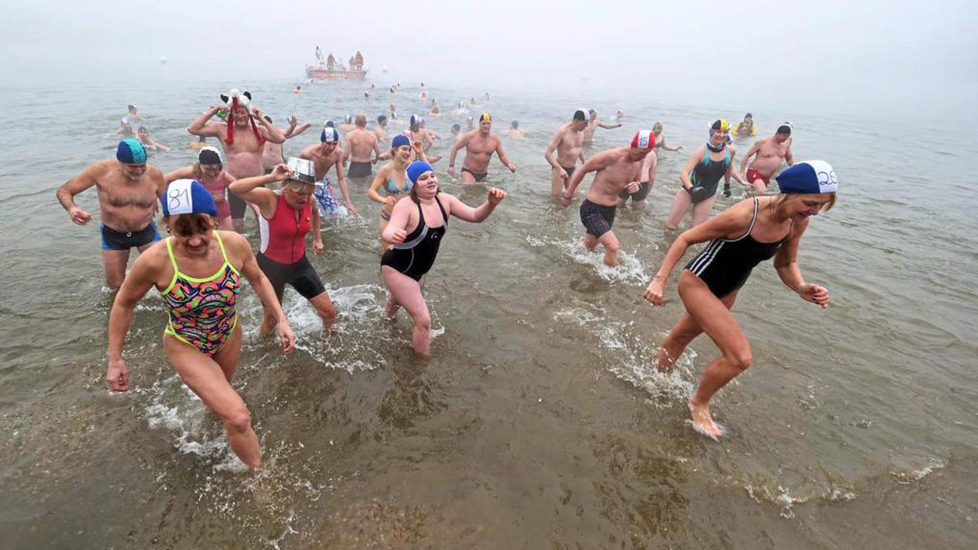 Weder Kälte noch Nebel hielten die Teilnehmer ab, in den Grötzinger Baggersee zu springen. Organisiert wird das Neujahrsschwimmen von der DLRG-Ortsgruppe Durlach.