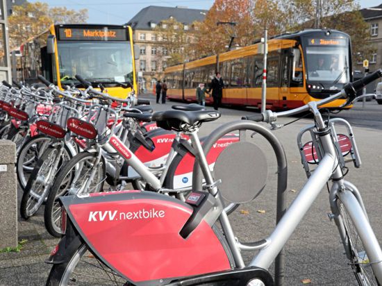 Ergänzung zu Bus und Bahn: Mieträder liegen in Karlsruhe im Trend, insbesondere für den letzten Kilometer zum Ziel oder kurze Fahrten. 90 Prozent der Nutzer sind mit dem „KVV.nextbike“ weniger als eine halbe Stunde unterwegs