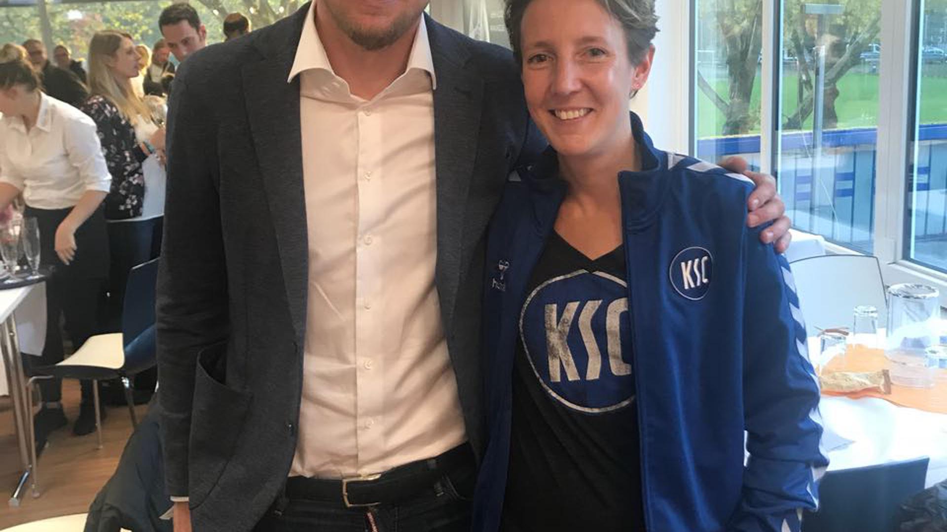 Katrin Schütz mit dem ehemaligen KSC-Spieler Maik Franz in Magdeburg.