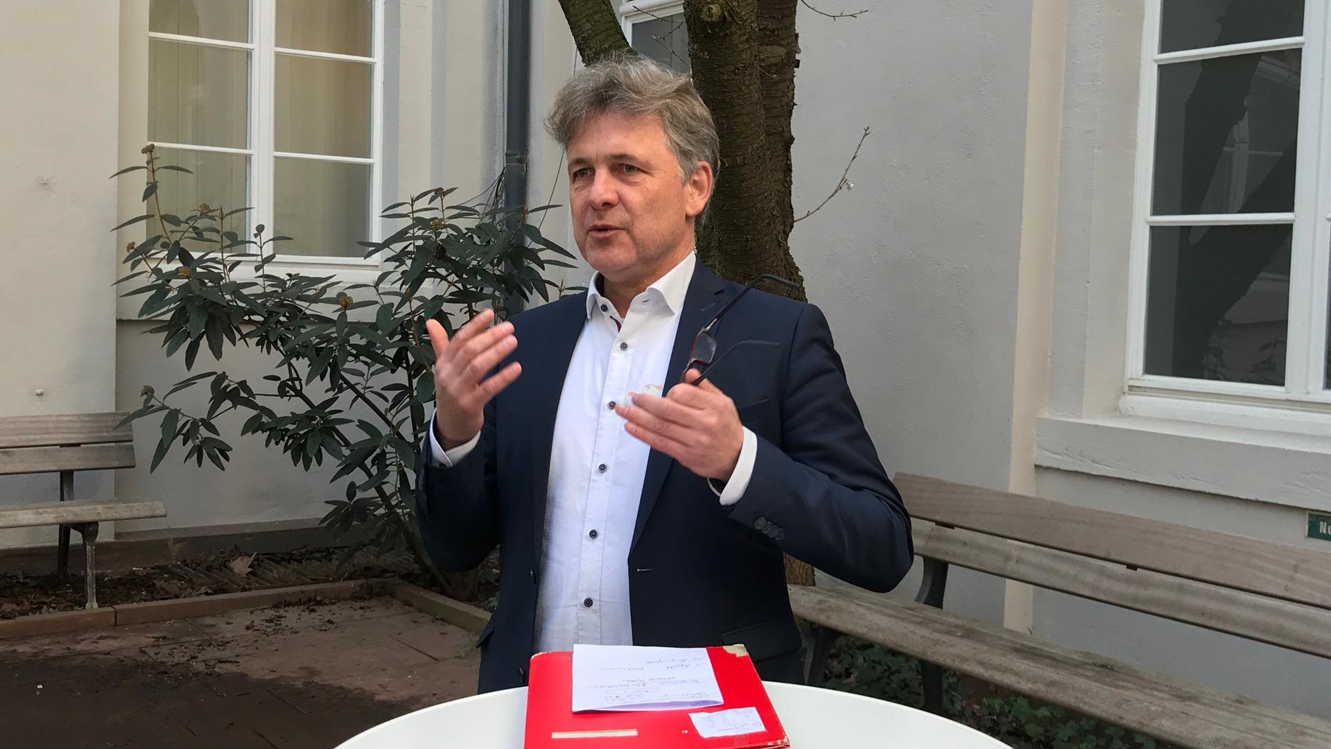 Karlsruhes Oberbürgermeister Mentrup bei der Pressekonferenz im Hinterhof des Rathauses.
