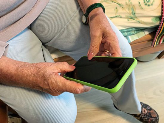 Rosemarie Erb hält ihr iPhone in der Hand. Die 84-Jährige wohnt im Pflegeheim "Alte Mälzerei" in Karlsruhe.