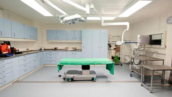 Bei medizinischen Notfällen gibt es einen Operationssaal. Der Stationsleiter ist Chirurg.