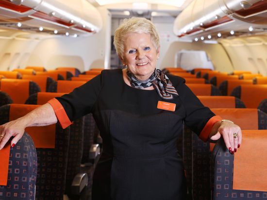 Ihren Traum von der Flugbegleiterin erfüllte sich die Britin Pam Clark im Alter von 53. Jetzt feierte sie ihren 73. Geburtstag und fliegt noch immer.