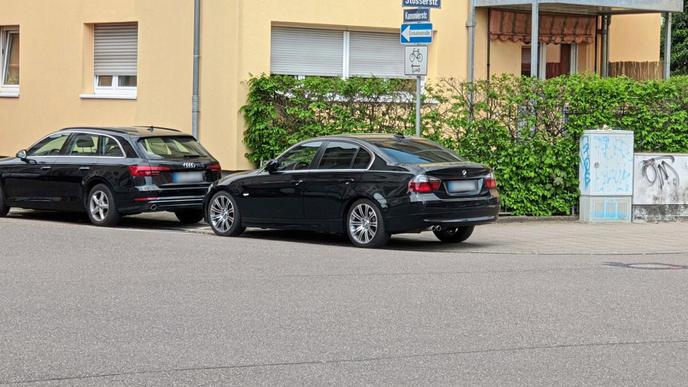 Der schwarze BMW parkte am Ostermontag rechtswidrig im Kreuzungsbereich und auf dem Gehweg. Letzteres hätte laut Bußgeldkatalog mindestens 20 Euro gekostet, die Polizeibeamten stellten jedoch einen Strafzettel über 15 Euro aus.