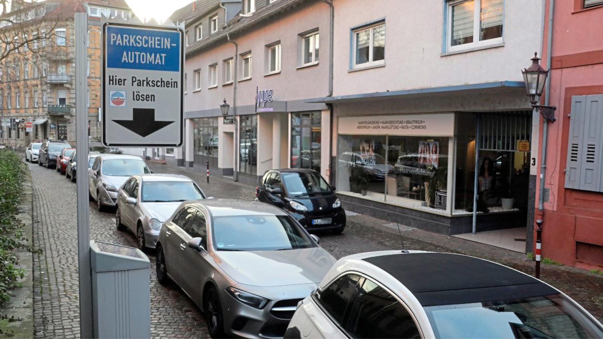 Die Parkplätze in der Bienleintorstraße in Karlsruhe-Durlach kosten aktuell für Kurzparker unter 30 Minuten nichts. Für eine Stunde müssen Autofahrer einen Euro berappen. Ob das so bleibt, entscheidet der Gemeinderat am 21. Januar.