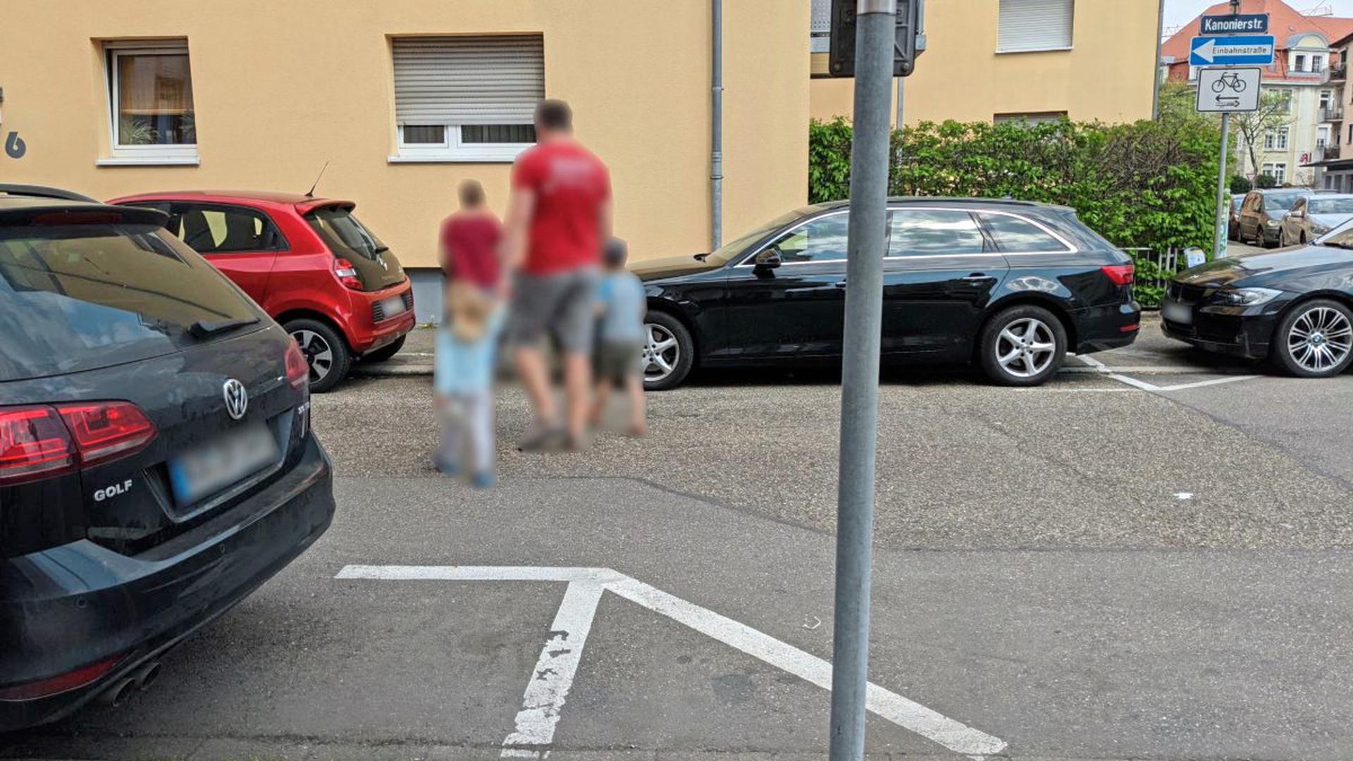 Diese Familie musste sich einen anderen Weg über die Straße suchen, weil sie durch das falschparkende Auto (ganz rechts) behindert wurde.