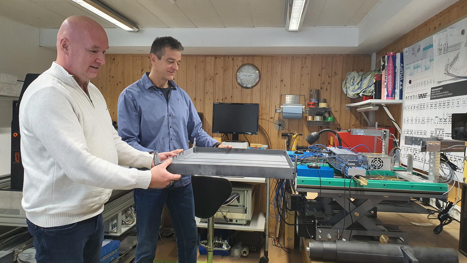 Der Pfinztaler Knut Martin und der Grünwettersbacher Harald Kolb (von links) wollen ihren ersten Protypen im Mai fertig haben. 