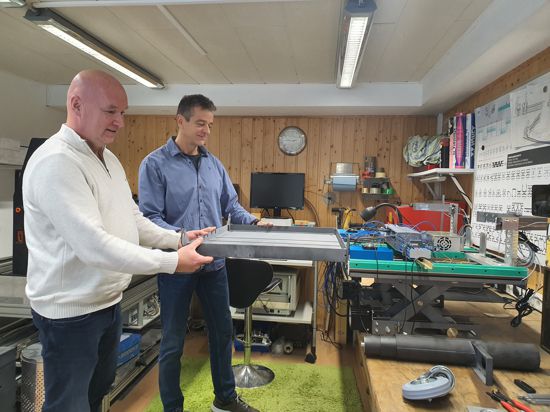  Pfinztaler Knut Martin und der Grünwettersbacher Harald Kolb in der Werkstatt
