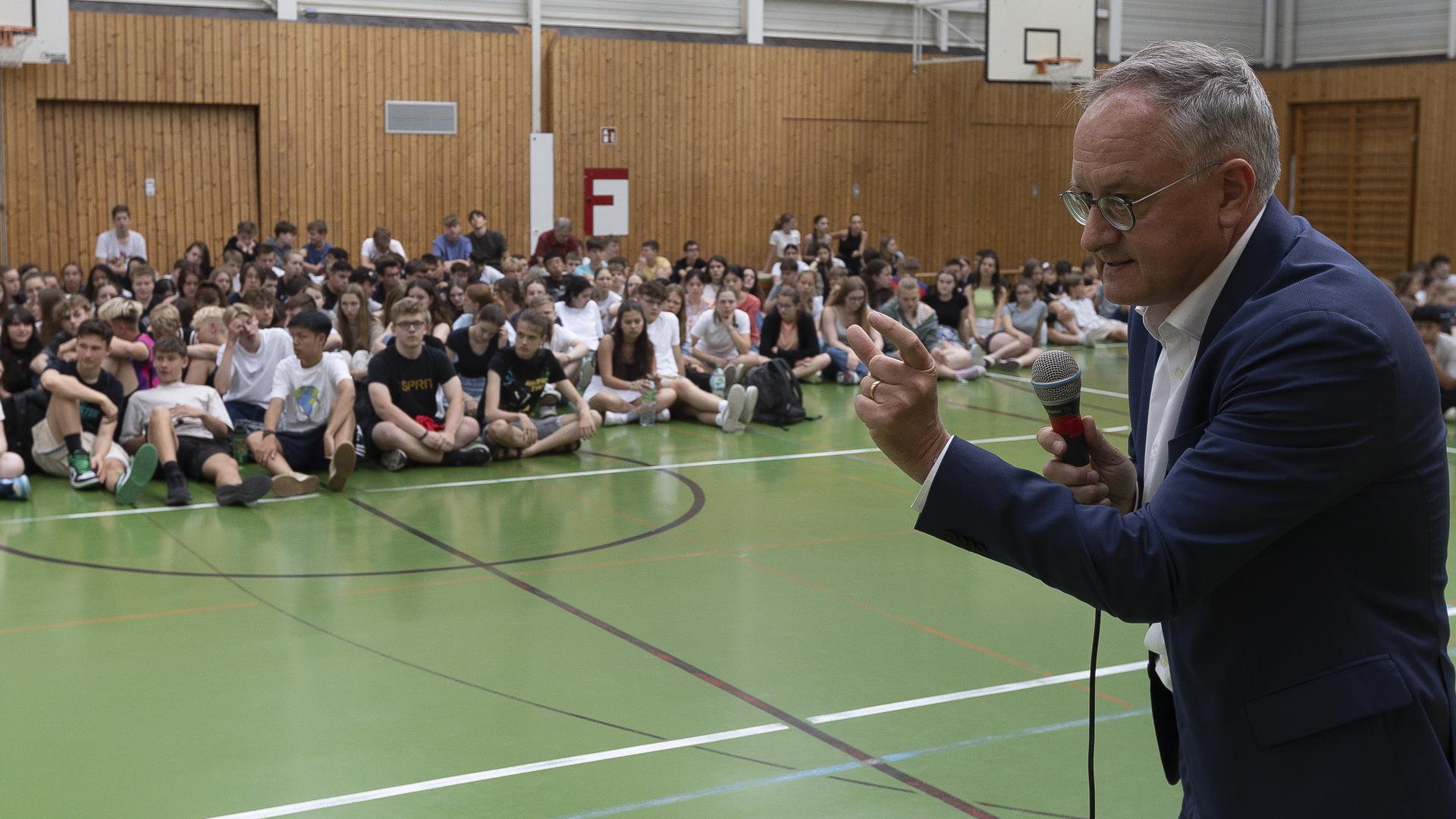 Der SPD-Landesvorsitzende Stoch nahm vor 320 Schülern in der Julius-Hirsch-Halle zu den Themen -Sportunterricht und Digitalisierung Stellung.,