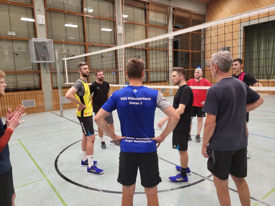 Volleyballer  des VSG Kleinsteinbach  auf dem Spielfeld in der Sporthalle