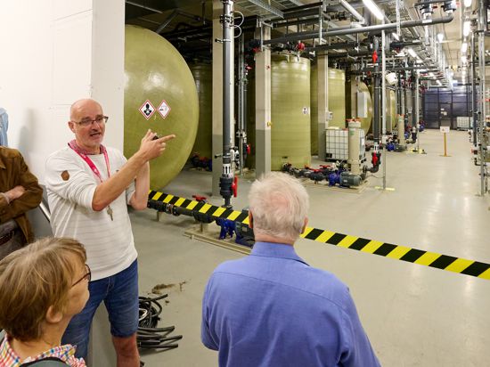 Im Fraunhofer-Institut steht eine der größten Batterien Deutschlands. Pressesprecher Stefan Tröster erklärt, wie der Stromspeicher funktioniert. 
