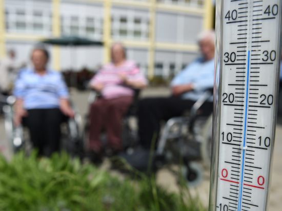 Drei Senioren sitzen am 12.05.2015 in Ravensburg (Baden-Württemberg) vor einem Seniorenzentrum in ihren Rollstühlen in der Sonne. Nach wenigen Minuten Sonnenbaden werden sie wieder in den Schatten gefahren. Bereits am Morgen zeigt das Thermometer im Vordergrund in der Sonne 33 Grad Celsius an. Foto: Felix Kästle/dpa +++(c) dpa - Bildfunk+++