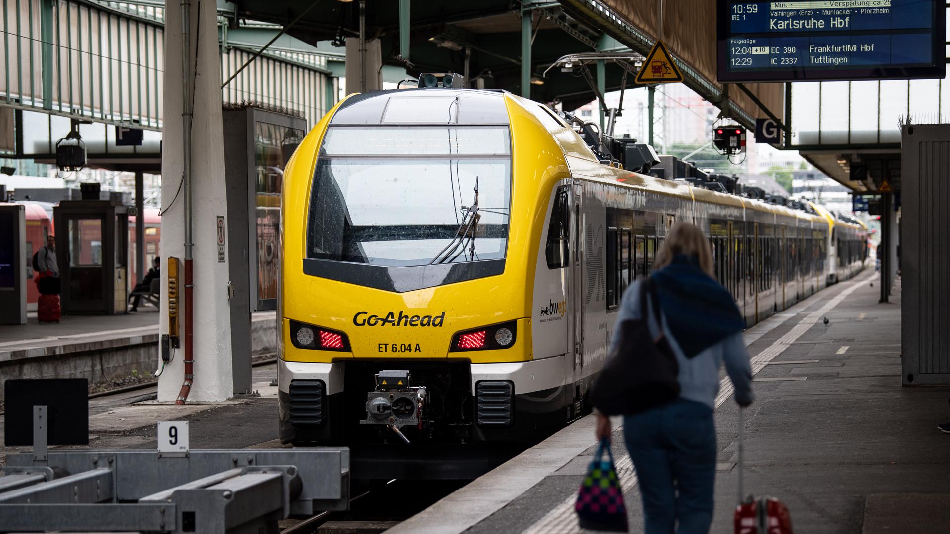 Ein Zug des Typs FLIRT des Zugbetreibers Go-Ahead steht am Stuttgarter Hauptbahnhof. Beim neuen Betreiber der Remsbahn «Go Ahead» gibt es seit dem frühen Dienstagmorgen erhebliche Probleme und Verspätungen. +++ dpa-Bildfunk +++