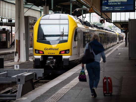 Ein Zug des Typs FLIRT des Zugbetreibers Go-Ahead steht am Stuttgarter Hauptbahnhof. Beim neuen Betreiber der Remsbahn «Go Ahead» gibt es seit dem frühen Dienstagmorgen erhebliche Probleme und Verspätungen. +++ dpa-Bildfunk +++