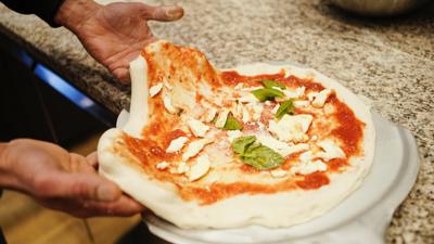 Francesco Ialazzo, Weltmeister der Pizzabäcker, bereitet im Café Planken eine Pizza Margherita vor. (zu dpa-KORR Alles außer Ananas: Pizza-Weltmeister bereitet sich auf Las Vegas vor) +++ dpa-Bildfunk +++