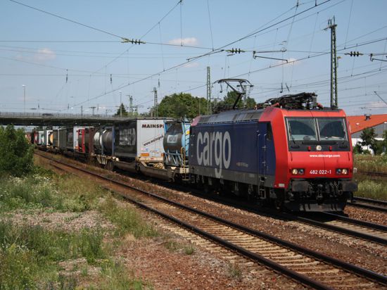 Graben-Neudorf: Ein Güterzug fährt durch den Bahnhof Graben-Neudorf.