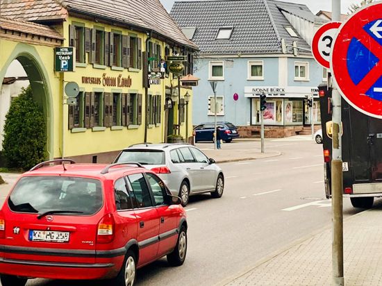 Autos fahren über die B10 in Pfinztal-Berghausen. Im Vordergrund ist ein Halteverbots-Schild zu sehen. 