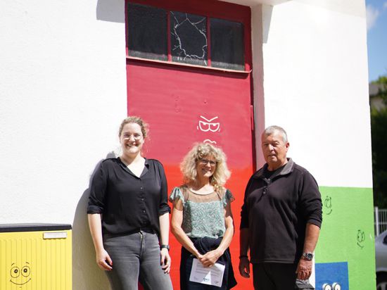 Soll umgestaltet werden: Das Trafo-Häuschen, vor dem Lisa-Kathrin Welzel, Monika Lüthje-Lenhart und Gerhard Scholz stehen, wird ein Medienkunstwerk. Bereits Anfang Juni beginnen die Arbeiten dafür. 