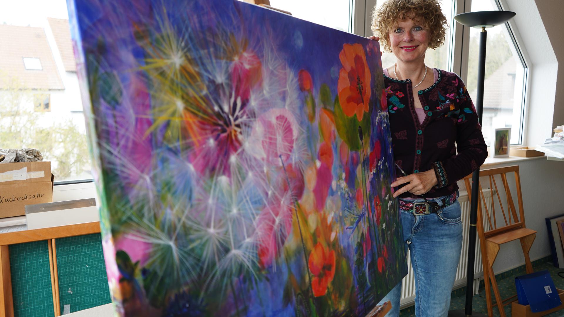 Blütenmeer auf der Staffelei: Ann-Kathrin Busse hat das Bild bereits im September 2020 gemalt. Sie möchte mit ihren Bildern einen Gegenpol zum Coronavirus setzen. 