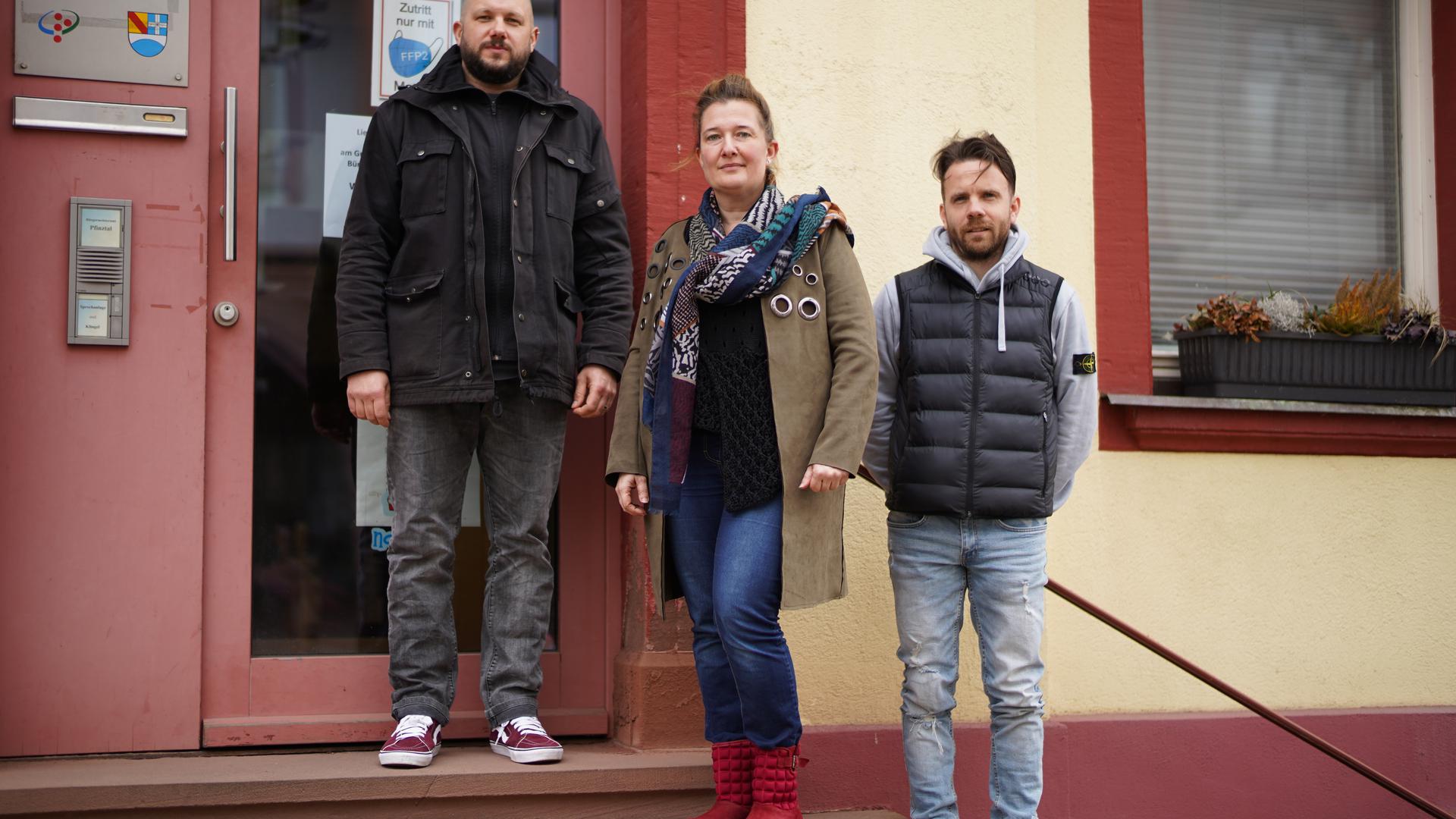 Vor dem Rathaus in Pfinztal: Integrationsmanager Philipp Hund zusammen mit Bürgermeisterin Nicola Bodner und seinem Kollegen Nicolas Zimmermann. 