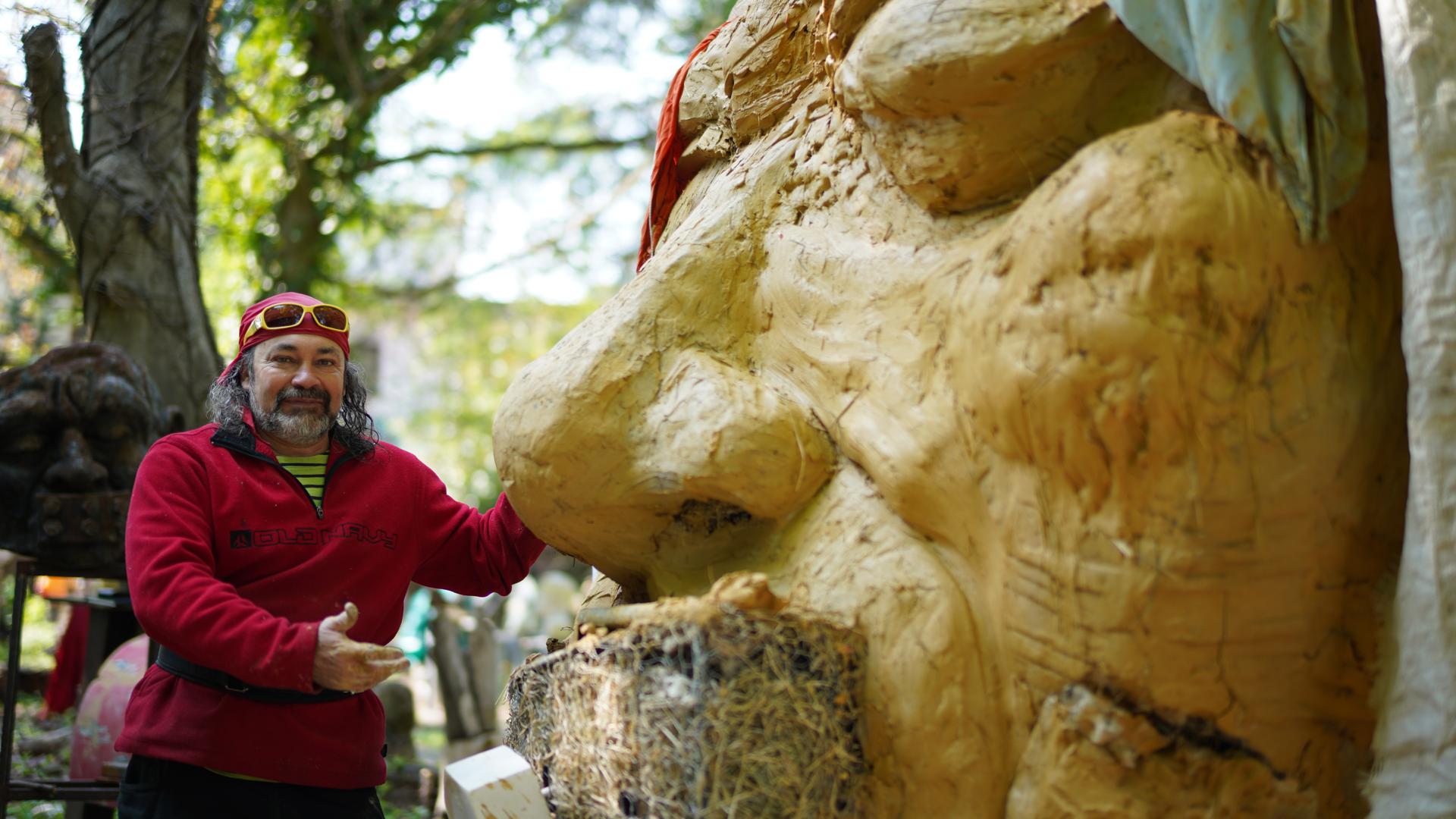 Riesiges Ton-Modell: Drei Meter hoch ist die Kopie des Werkes „Der stumme Mann“, an der Pavel Miguel in seinem kleinen Skulpturen-Park in Berghausen arbeitet. Die Plastik selbst will er aus einem Gemisch aus Harz und Eisenpulver herstellen. 