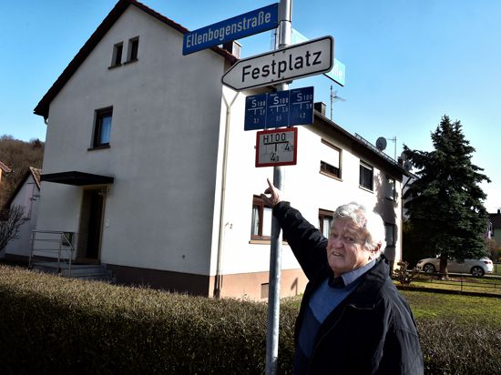 25.02.2021 Kleinsteinbach: ungewöhnliche Straßennamen Straßenschild „Ellenbogenstraße“ mit Karl-Heinz Wenz