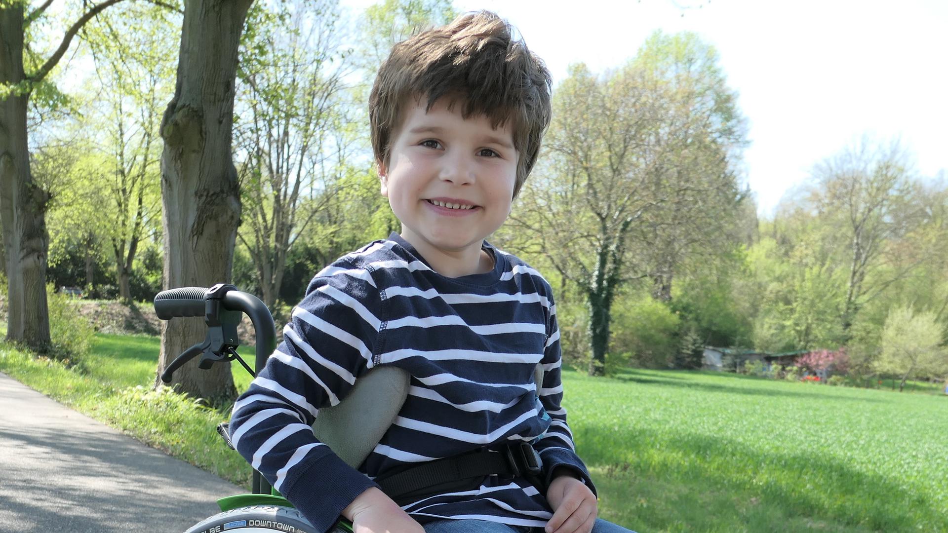 Der achtjährige Finn Steinhübel sitzt aufgrund einer Zerebralparese im Rollstuhl.