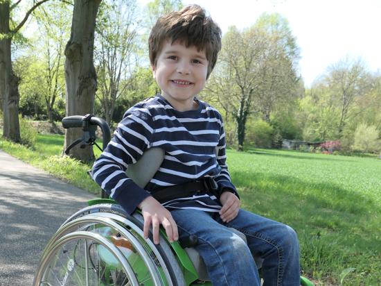 Der achtjährige Finn Steinhübel sitzt aufgrund einer Zerebralparese im Rollstuhl.