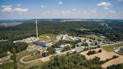 Die Windkraftanlage auf dem Gelände des Fraunhofer ICT Berghausen ist weit und breit noch die einzige Anlage ihrer Art. Der Regionalverband sucht nach weiteren geeigneten Standorten.