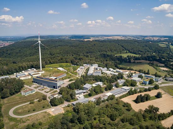 Die Windkraftanlage auf dem Gelände des Fraunhofer ICT Berghausen ist weit und breit noch die einzige Anlage ihrer Art. Der Regionalverband sucht nach weiteren geeigneten Standorten.
