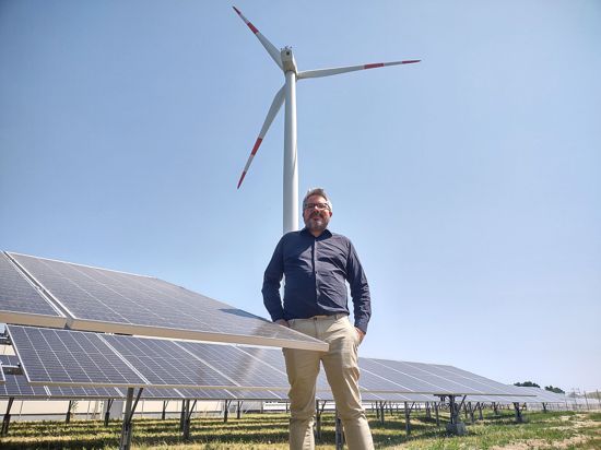 Auf dem Hummelberg bei Berghausen forscht ICT-Mitarbeiter Peter Fischer an der Speicherung von regenerativen Energien, generiert durch Wind und Sonne. 