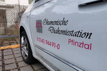 Fahrzeug der Ökumenischen Diakoniestation Pfinztal. 