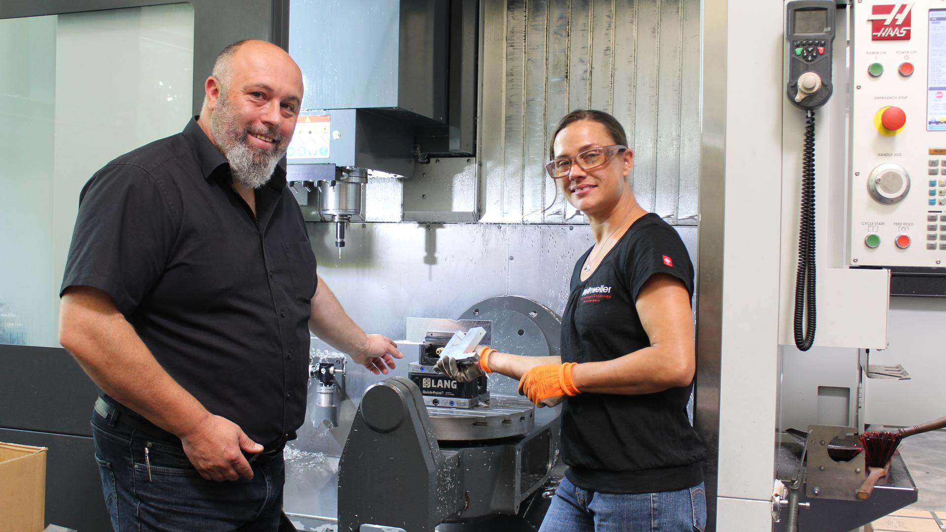 Dirk Rothweiler und Dawn Raines vor einer fünfahisgen Fräsmaschine