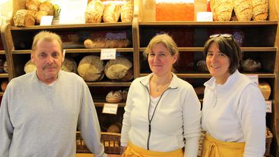 ein Mann und zwei Frauen in einer Bäckerei