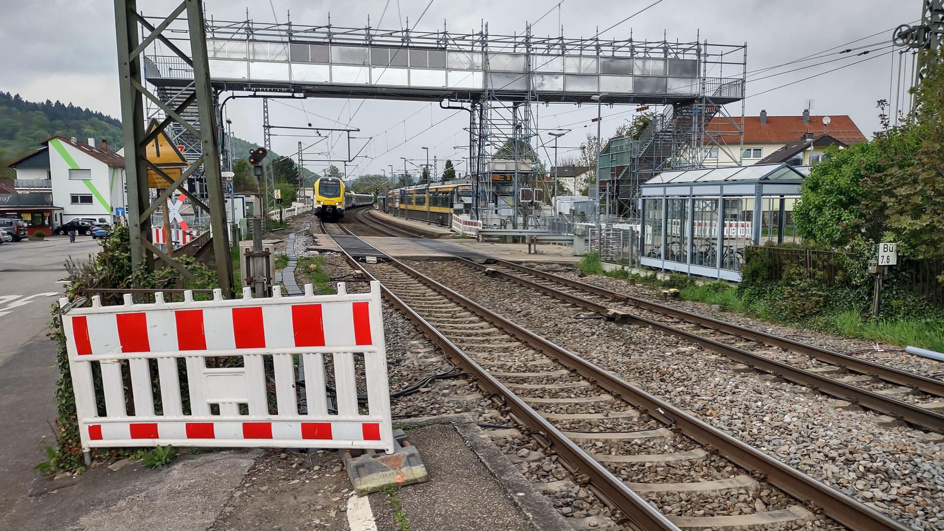 Bahnübergang Söllingen Zug Gleise Brücke Pfinztal