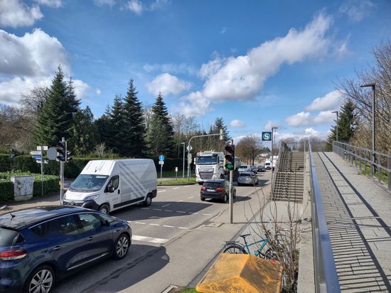 Noch fließt der Verkehr auf der B10 beim Grenzweg in Berghausen. Am 18. März wird hier eine Baustelle mit einspuriger Verkehrsführung eingerichtet.