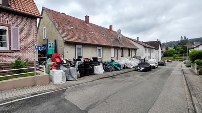 Vor einem Haus in Wöschbach stapeln sich Gegenstände. 