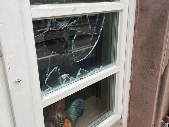 Eine von zwei kaputten Scheiben: In der Silvesternacht gingen zwei Fenster vom Restaurant Hühnerdieb kaputt.