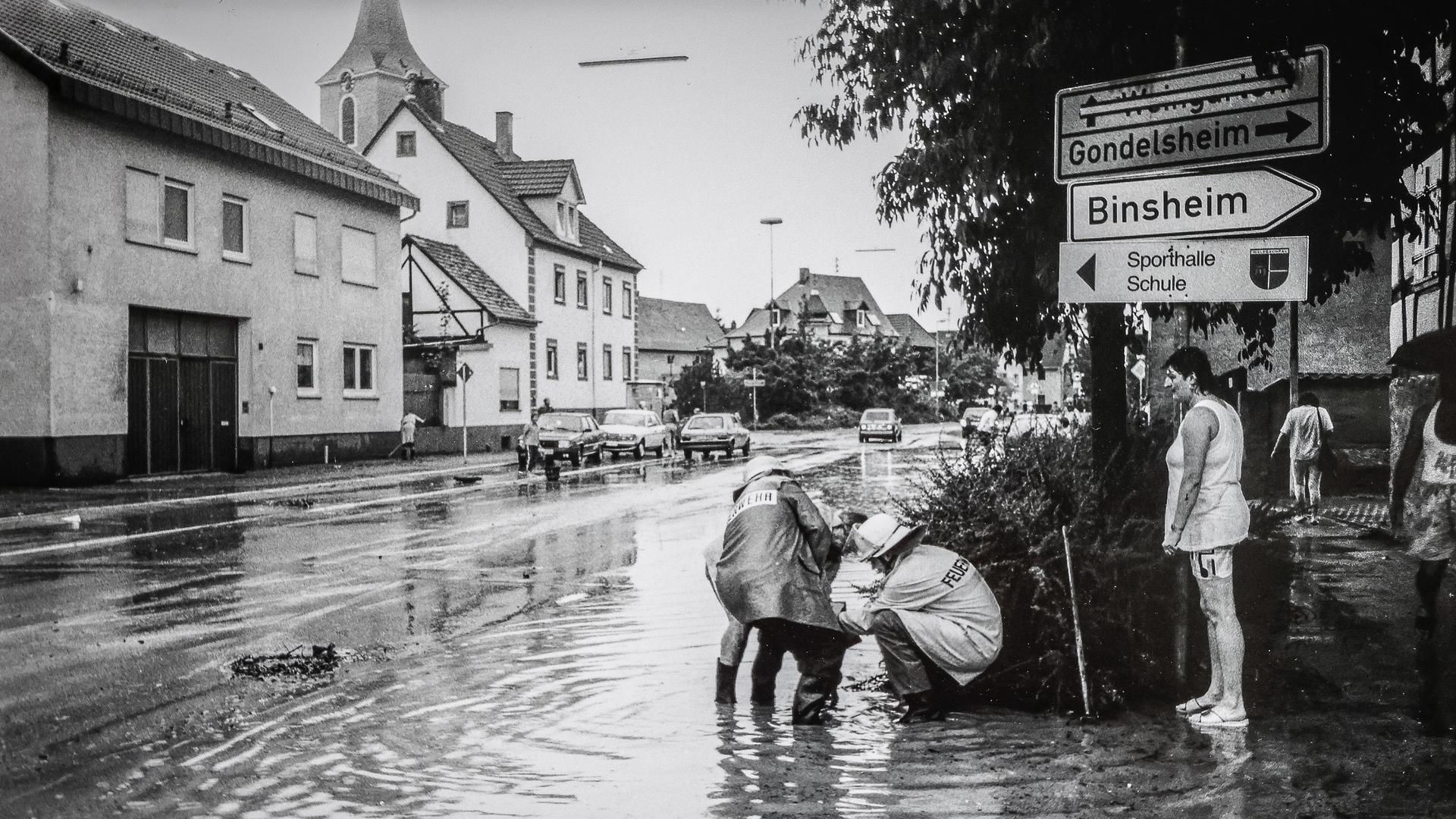 Jöhlinger Straße steht unter Hochwasser