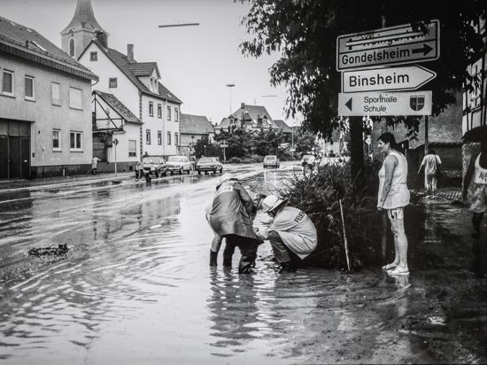 Jöhlinger Straße steht unter Hochwasser