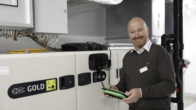 Der Facility-Manager Thomas Deuscher präsentierte die Haus-Technik des Walzbachtaler Rathauses