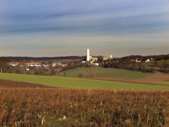 Das Wössinger Zementwerk dominiert das Panorama des Kraichdorfs.