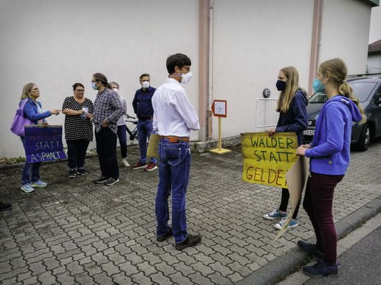 Opterra Umweltleiter Jörg Heimburg (weißes Hemd) diskutierte am Eingang der Böhnlichhalle mit den Protestierenden.